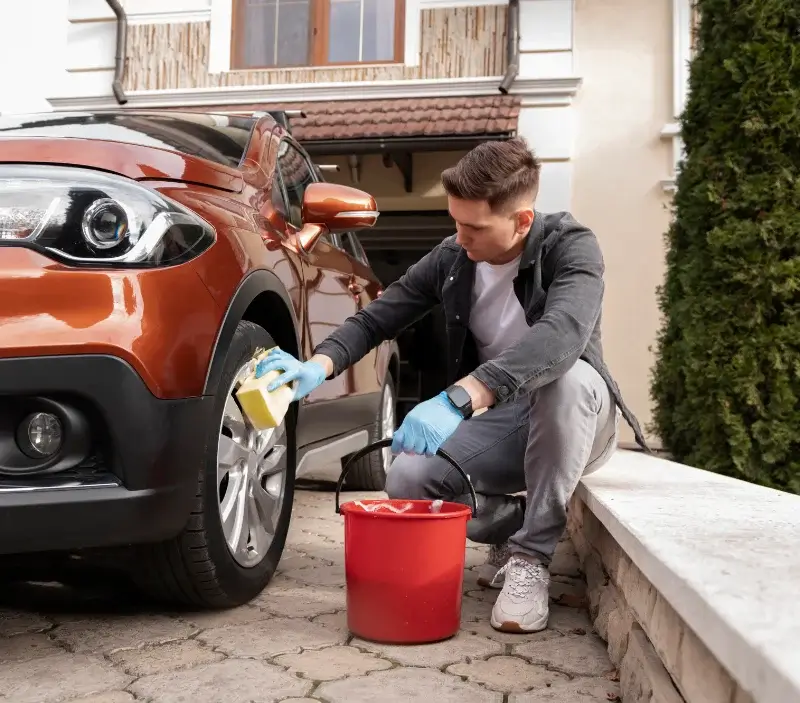 Lavage auto à domicile Bricqueville-sur-Mer : professionnel intervenant sur un véhicule